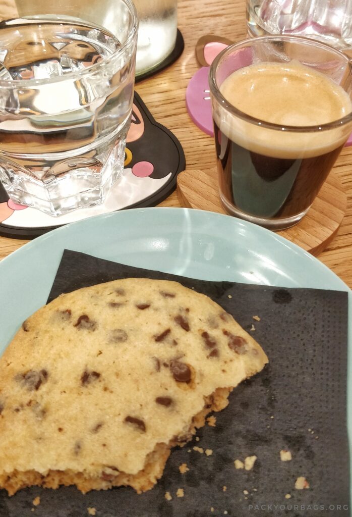 Coffee and cookie Meow Cats Cafe Aix-en-Provence